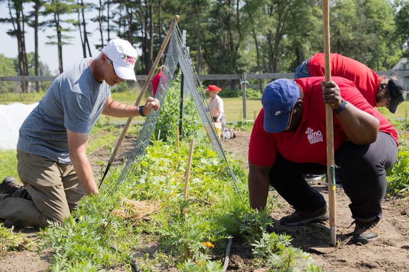 Master Gardeners embody the slogan “Learn it. Grow it. Teach it.” in their various volunteer roles. Master Gardeners choose from various types of volunteer projects including tending ornamental gardens, growing food donations for local food pantries and giving public presentations about horticulture topics.