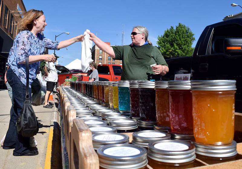 Farmers market sprouts high attendance Newton Daily News