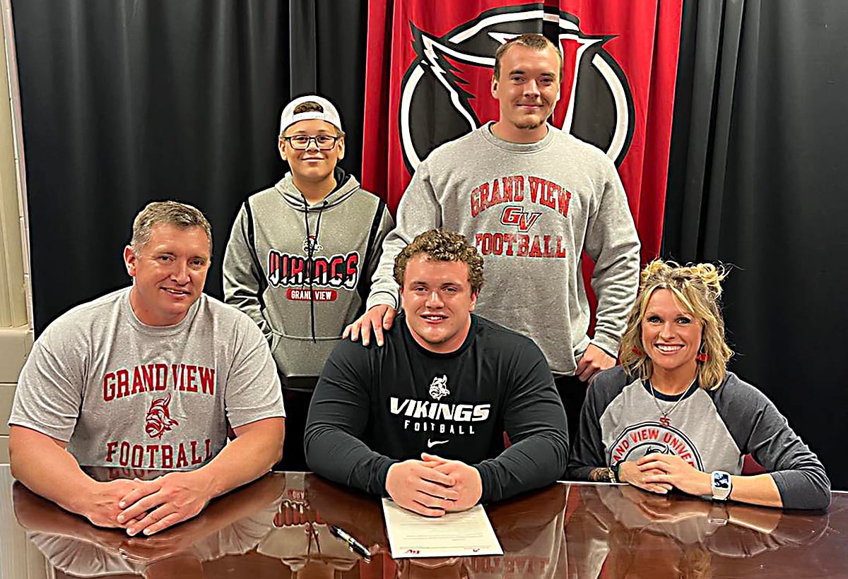 Newton’s Schilling extends football career to Grand View University